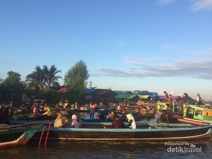 Bukan Thailand, Ini Pasar Terapung di Banjarmasin