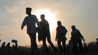Pagi sekali warga berbondong-bondong menuju gumuk pasir.