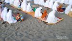 Bukan Timur Tengah, Ini Salat di Gumuk Pasir Parangkusumo