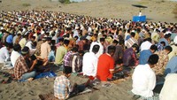 Meskipun panas, para jamaah tetap fokus mendengarkan khutbah.