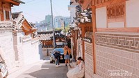 Suasana jalan kecil Bukchon Hanok Village.