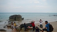 Berpose di bebatuan yang ada di Pantai Bukit Batu