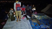 Bermalam di tenda juga bisa dilakukan