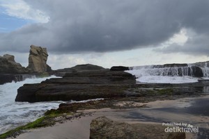 Bukit Cantik & Karang Pemecah Ombak Pantai Klayar