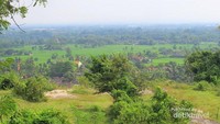 Pemandangan dari atas bukit Candi Abang
