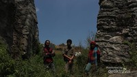 Gerbang batu raksasa,  serasa di negeri antah berantah.