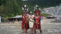 Berfoto bersama penduduk dengan pakaian suku minahasa.