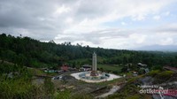 Pemandangan tugu dari puncak bukit.