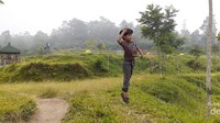 Berselimut kabut, deretan tenda di sudut Bukit Klangon