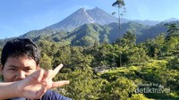 Pemandangan hijau dan kawah Merapi yang hanya tinggal berjarak 4km