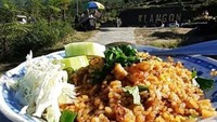 Nasi goreng hangat + dingin pegunungan = perfect!
