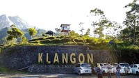 Merapi langsung menyambut pengunjung yang datang