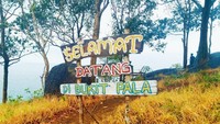 Plang Selamat Datang saat tiba di Puncak Bukit Pala