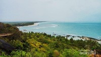 Wow indahnya pemandangan Pantai dan hamparan laut yang biru dari atas Bukit Pala