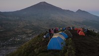 Area perkemahan di bukit Pergasingan dengan pemandangan gagahnya gunung Rinjani.