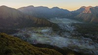 Pemandangan desa Sembalun dengan area pertaniannya yang dikelilingi perbukitan.
