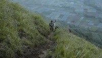 Pendaki membawa sendiri kayu bakar dari bawah untuk membuat api unggun karena ada aturan larangan untuk menebang pohon yang ada di Bukit Pergasingan.