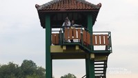 Pengunjung dapat menaiki menara pandang untuk menikmati pemandangan dengan lebih leluasa.
