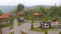 Taman yang tertata dengan baik dilengkapi gazebo yang nyaman.