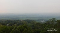 Pemandangan yang nampak dari puncak bukit.