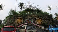 Bukit Teletubbies terlihat dari tempat parkir.