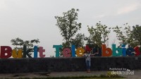 Tulisan besar yang ada di lokasi.