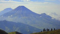 Gunung Sindoro dilihat dari Puncak Gunung Prau