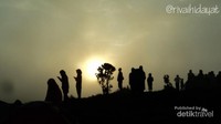 Sunrise yang diselimuti kabut di Puncak Gunung Prau