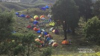 Tenda yang berjejeran di Puncak Gunung Prau