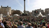 111 Ribu orang berkumpul di Trafalgar Square (check-in-london.blogspot.com)