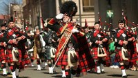 Marching band dengan baju tradisional (ctpost.com)