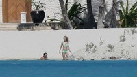 Nicole Kidman dan Keith Urban menikmati pantai di Bora-bora (zimbio.com)