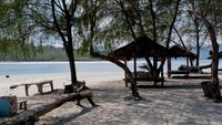 Pantai dengan pasir putihnya (Ivan Batara/ACI)
