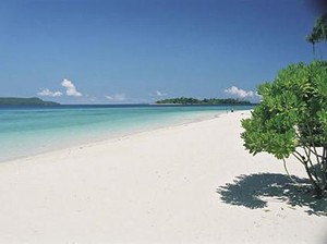 Bulan Madu Penuh Romantisme di Pantai Senggigi, Lombok