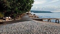 Berjemur bersama pasangan Anda di pinggir pantai bisa jadi hal yang menyenangkan (trippat.com)