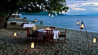 Saat malam tiba, Anda bisa makan malam di pinggir laut (trippat.com)