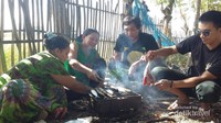 Menikmati hari libur dengan pikinik di pinggir sawah