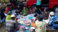 Menikmati sajian ayam bakar bersama para petani