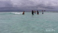 Pulau Nain adalah pulau pertama yang dikunjungi . Saat pagi hari pasirnya akan nampak dan semakin siang air semakin pasang .