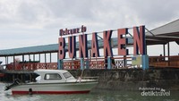 Inilah Pulau Bunaken yang sangat terkenal , di sini biasanya pengunjung menyewa alat snorkling maupun diving baru kemudian menuju titik snorkling dan diving yang sudah ditentukan.
