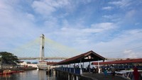 Pelabuhan Kalimas merupakan salah satu pelabuhan yang melayani penyeberangan ke Bunaken dan pulau-pulau lainnya , di bagian belakang nampak Jembatan Soekarno.