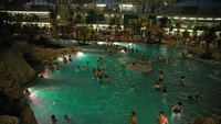 Suasana Bali Lagoon saat malam hari ternyata bisa lebih ramai (okeanosgroup.com)
