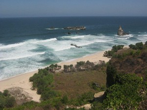 Buyutan, Pantai Tersembunyi di Kota Seribu Gua