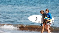Turis di Pantai Batu Karas (disparbud.jabarprov.go.id)