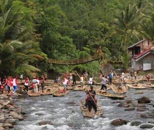 Byurrr! Pacu Adrenalin dengan Bamboo Rafting