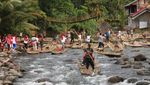 Byurrr! Pacu Adrenalin dengan Bamboo Rafting