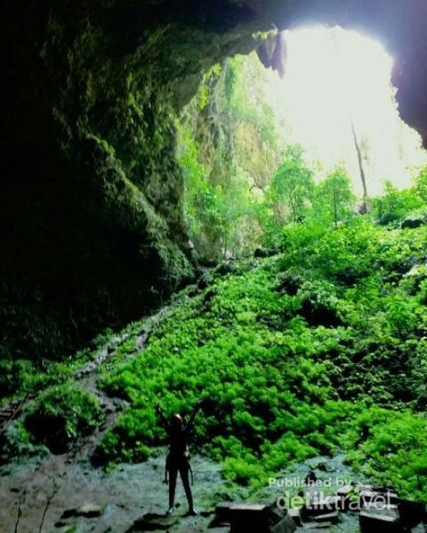Sebelum sampai di gua grubug kita harus berjalan sekitar 300 meter