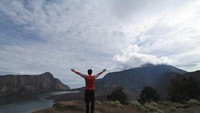 Menikmati kemegahan Gunung Rinjani.