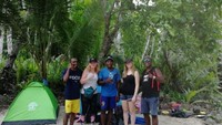 Saat camping, wisatawan didampingi pemandu wisata lokal