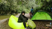 Wisman melakukan camping di Kalibiru